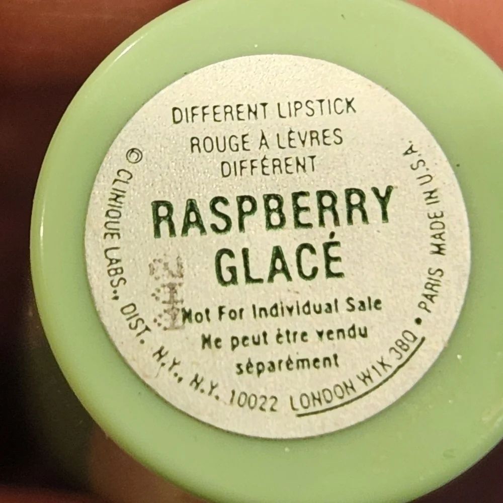 CLINIQUE Different Lipstick RASPBERRY GLACÉ